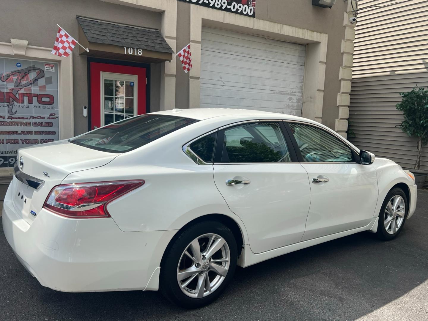 2013 White /Black Leather Nissan Altima 2.5S (1N4AL3AP5DC) with an 2.5L L4 DOHC 16V engine, located at 1018 Brunswick Ave, Trenton, NJ, 08638, (609) 989-0900, 40.240086, -74.748085 - Photo#4